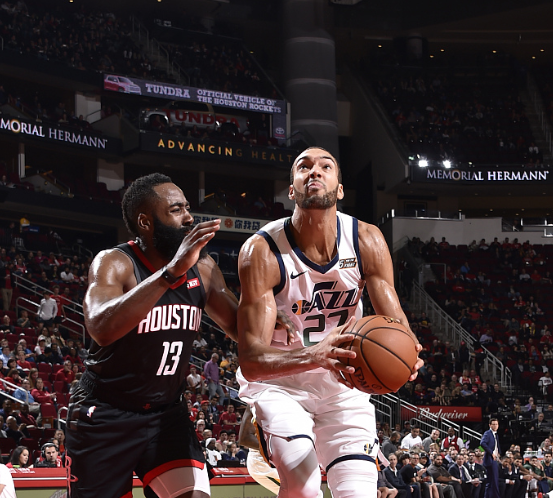 从犹他爵士今晚绝杀压哨到奥兰多魔术围绕足总杯状态回暖，曼联发布备战花絮的简单介绍